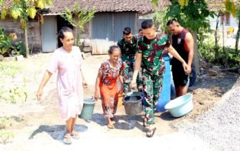 Tak Hanya Bangun Jalan, Prajurit TMMD Bojonegoro Antar Air Bersih ke Rumah Lansia