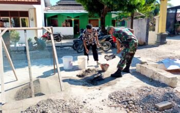 Babinsa Tlemang Lamongan Ikut Bikin Pot Bunga demi Sekolah Lebih Asri