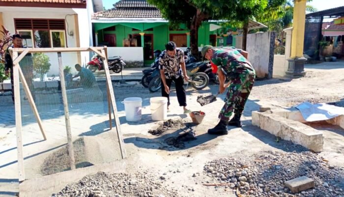 Babinsa Tlemang Lamongan Ikut Bikin Pot Bunga demi Sekolah Lebih Asri