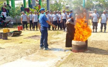 TMMD 129 Bojonegoro Perkuat SDM Desa, Warga Kesongo Dibekali Teknik Penyelamatan Kebakaran