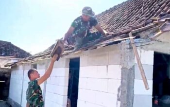 TMMD 129 Bojonegoro Bangun Rumah Mbah Samijan, TNI Tetap Semangat di Bawah Terik