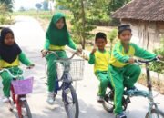Jalan Baru TMMD 129 Bojonegoro Bikin Anak-Anak Kesongo Tersenyum, Naik Sepeda ke Sekolah Tak Lagi Takut