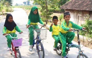 Jalan Baru TMMD 129 Bojonegoro Bikin Anak-Anak Kesongo Tersenyum, Naik Sepeda ke Sekolah Tak Lagi Takut