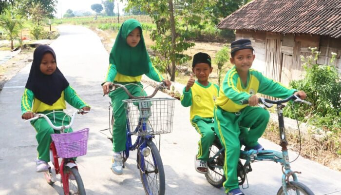 Jalan Baru TMMD 129 Bojonegoro Bikin Anak-Anak Kesongo Tersenyum, Naik Sepeda ke Sekolah Tak Lagi Takut