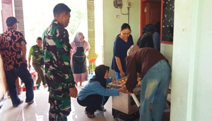 Tak Hanya Bangun Jalan, TMMD 129 Bojonegoro Ajarkan Ibu-Ibu Kesongo Bisnis Roti