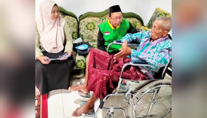 Respon Cepat Dinsos Bojonegoro dan IZI Bantu Lansia yang Terbaring Sakit