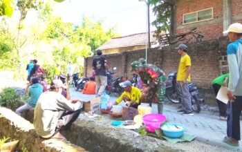 Hangatnya Kebersamaan TMMD 129 Bojonegoro, Satgas dan Warga Desa Kesongo Makan Bersama Penuh Kekeluargaan