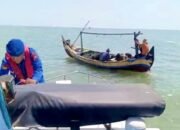 Nelayan Terombang-ambing karena Kehabisan Solar, Satpolairud Lamongan Datang Tepat Waktu