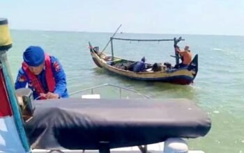 Nelayan Terombang-ambing karena Kehabisan Solar, Satpolairud Lamongan Datang Tepat Waktu