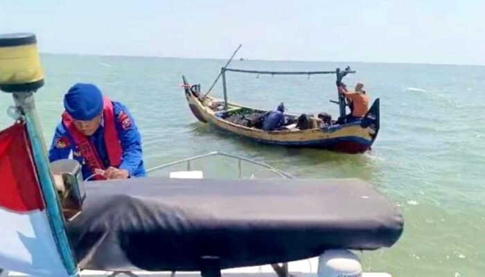 Nelayan Terombang-ambing karena Kehabisan Solar, Satpolairud Lamongan Datang Tepat Waktu
