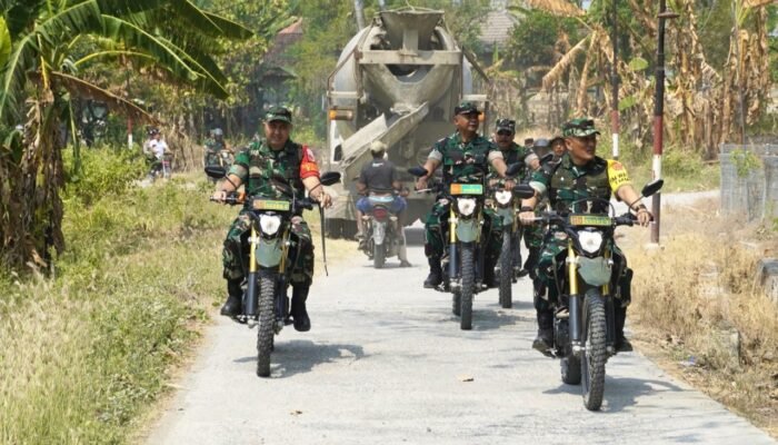Terobos Jalan Berdebu, Jenderal TNI Pastikan Pembangunan TMMD Bojonegoro Berkualitas