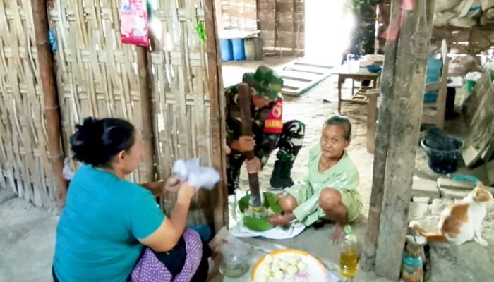 TMMD ke129 Bojonegoro Perkuat Kemanunggalan TNI-Rakyat, Babinsa Ikut Membuat Jemblem