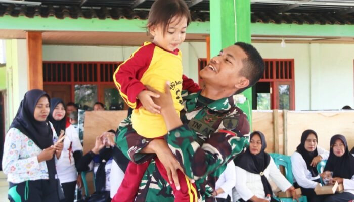 TMMD ke 129 Bojonegoro Pererat Kemanunggalan, Prada Risqi Bermain Bersama Anak-anak Kesongo