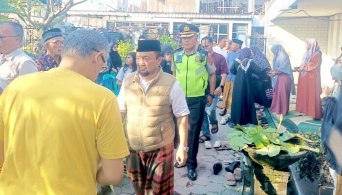 Polri Hadir di Tengah Duka, Polsek Babat Lamongan Kawal Pemakaman Korban Gunung Piramid Bondowoso
