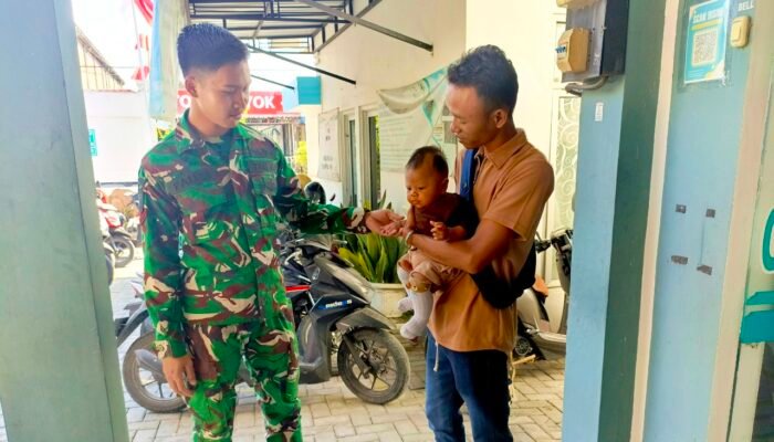 TMMD 129 Bojonegoro Bangun Kedekatan dengan Warga, Momen Prajurit Gendong Balita Viral