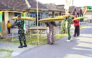 Tak Hanya Bangun Desa, Satgas Bojonegoro Bantu Petani Rajang Tembakau