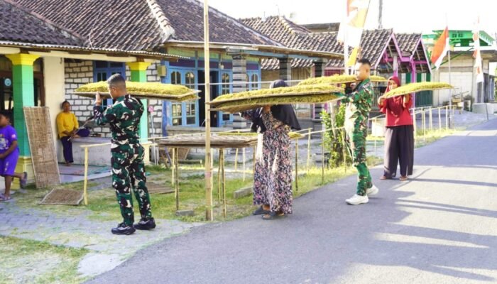 Tak Hanya Bangun Desa, Satgas Bojonegoro Bantu Petani Rajang Tembakau