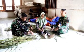 Tak Hanya Bangun Infrastruktur, TMMD Bojonegoro Hadirkan Momen Humanis Prajurit Anyam Tikar
