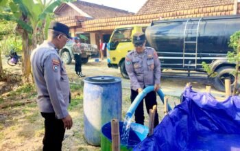 Warga Bondol Bojonegoro Kesulitan Air, Polsek Ngambon Turunkan 8.000 Liter Bantuan