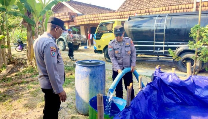 Warga Bondol Bojonegoro Kesulitan Air, Polsek Ngambon Turunkan 8.000 Liter Bantuan