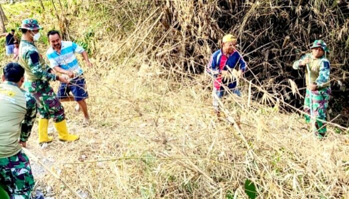 Sungai Kesongo Dipenuhi Sampah, TMMD Bojonegoro Turun Tangan