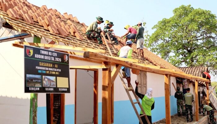 TMMD Bojonegoro Angkut Pedel Beranting Demi Jalan Warga Kesongo