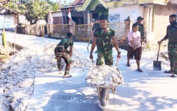 Material Harus Diangkut Pakai Gerobak, TMMD Bojonegoro Pantang Menyerah