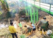 TMMD Bojonegoro Bersihkan Jembatan Brang Etan Bersama Warga