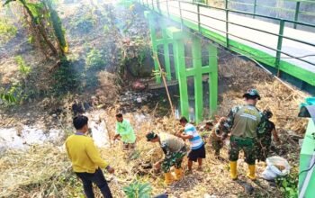 TMMD Bojonegoro Bersihkan Jembatan Brang Etan Bersama Warga