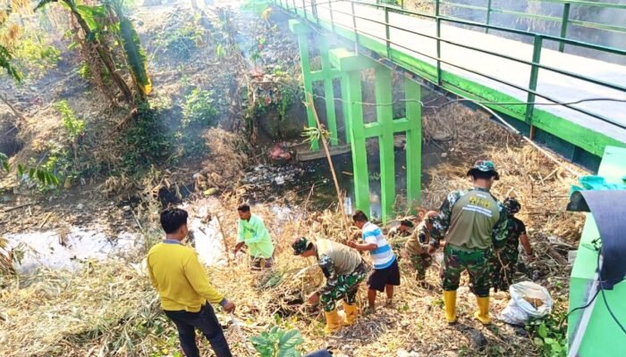 TMMD Bojonegoro Bersihkan Jembatan Brang Etan Bersama Warga
