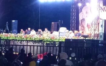 Malam Penuh Sholawat, Ribuan Warga Bojonegoro Padati Lapangan Mlideg