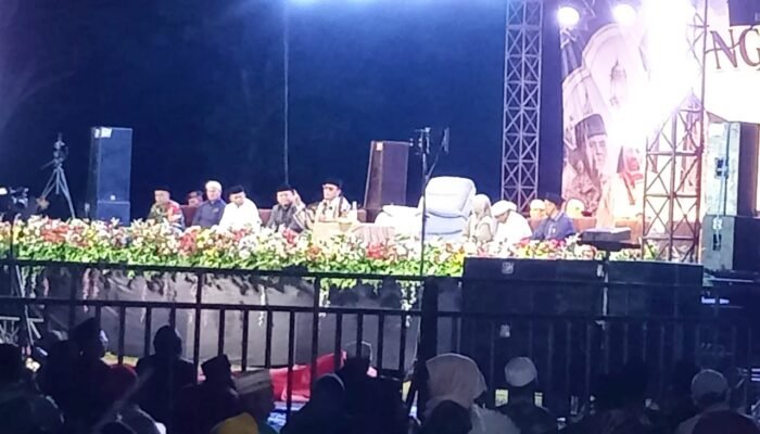 Malam Penuh Sholawat, Ribuan Warga Bojonegoro Padati Lapangan Mlideg