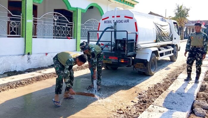 TMMD Bojonegoro: Jalan Cor Disiram, Debu di Depan Masjid Dikurangi