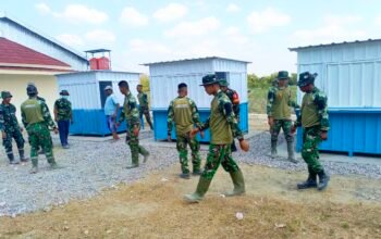 Terik Matahari Tak Halangi Satgas TMMD Bojonegoro Angkat Box UMKM