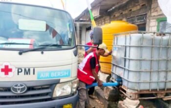Krisis Air Melanda, PMI Bojonegoro Kirim Bantuan ke Sumberrejo