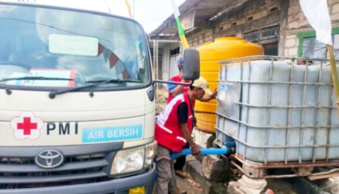 Krisis Air Melanda, PMI Bojonegoro Kirim Bantuan ke Sumberrejo