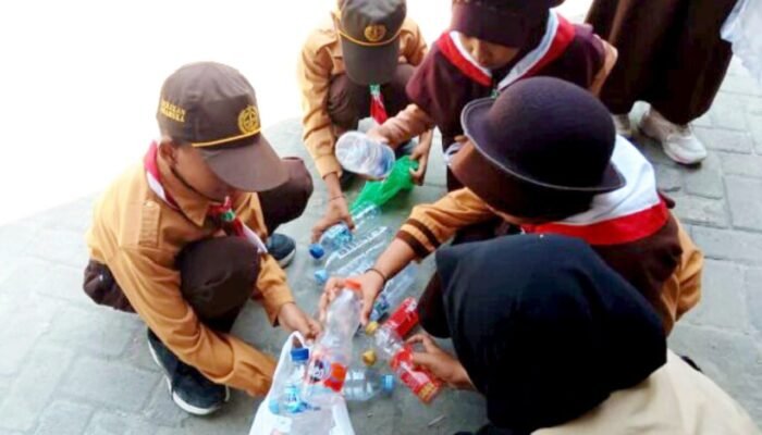 Bawa Sampah Pulang Bawa Hadiah, Cara Kreatif KKN Bojonegoro Edukasi Anak