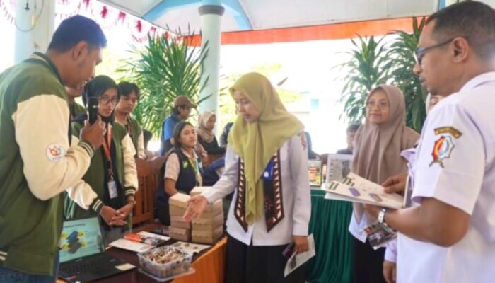 Dari Sampah Jadi Lilin, Ini Inovasi Mahasiswa UPN Jatim di Bojonegoro