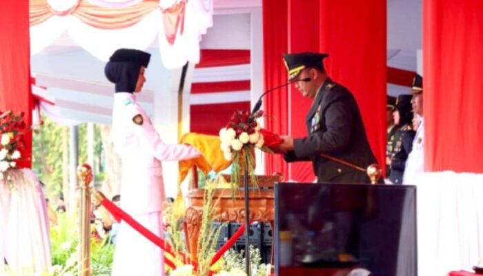 HUT RI ke-81 di Bojonegoro, Upacara Penurunan Bendera Berlangsung Khidmat
