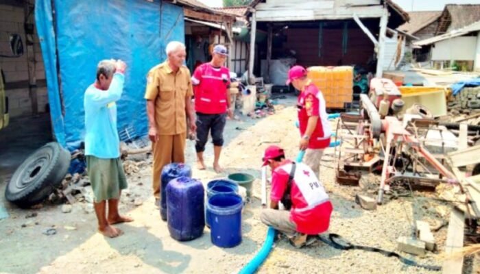 Warga Ngorogunung Bojonegoro Krisis Air, PMI Turun Bawa 10.000 Liter