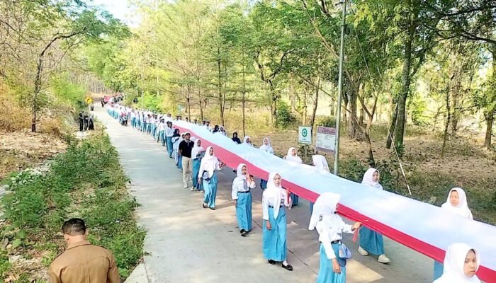 Kampung Samin Kibarkan Semangat Merah Putih 81 Meter di Margomulyo Bojonegoro
