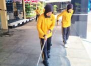Jelang HUT ke-78, Polwan Lamongan Kompak Bersihkan Lingkungan Mako