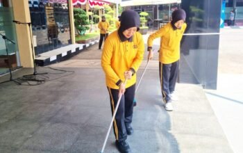 Jelang HUT ke-78, Polwan Lamongan Kompak Bersihkan Lingkungan Mako
