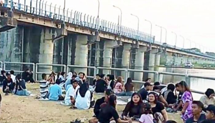 Berburu Sunset Syahdu di Bojonegoro: Bendungan Gerak Diserbu Ratusan Warga