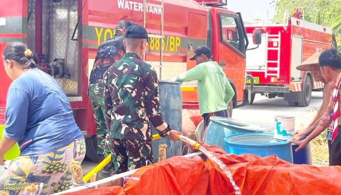Atasi Kekeringan Sendangharjo Bojonegoro: Yonif 885, BPBD dan Pelajar Turun Tangan Salurkan Air Bersih