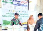 Beras 3 Bulan Disalurkan, Babinsa Duriwetan Lamongan Pastikan Tepat Sasaran