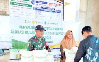 Beras 3 Bulan Disalurkan, Babinsa Duriwetan Lamongan Pastikan Tepat Sasaran