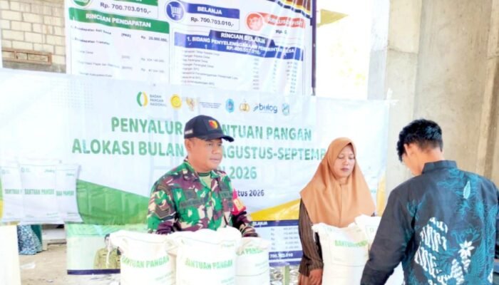 Beras 3 Bulan Disalurkan, Babinsa Duriwetan Lamongan Pastikan Tepat Sasaran