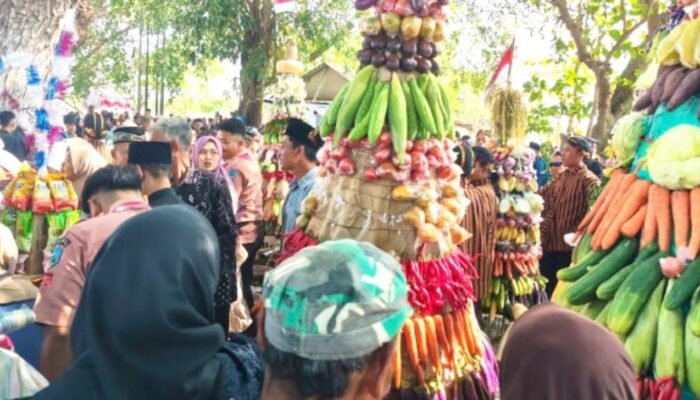 Gunungan Hasil Bumi Warnai Sedekah Bumi Sobontoro Balen Bojonegoro
