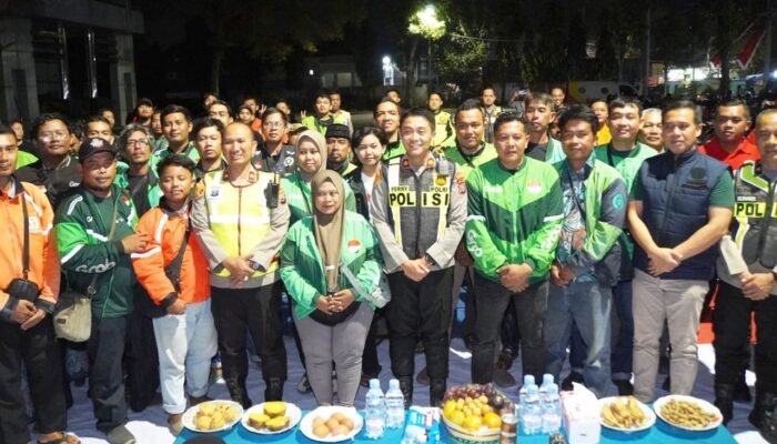 Cangkrukan Bareng Ojol, Polres Bojonegoro Bahas Keamanan Kota